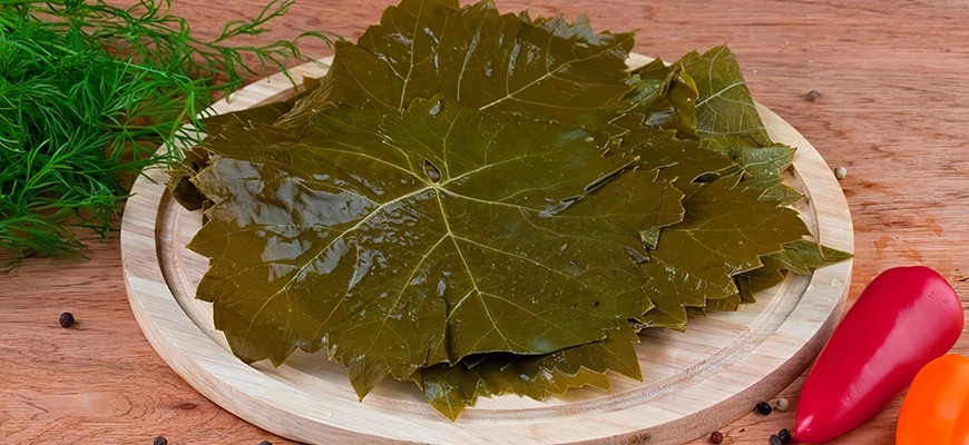 Виноградные листья по-кавказски с чесноком