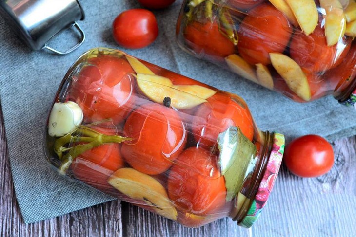Сладкие помидоры по-немецки с яблоками и корицей
